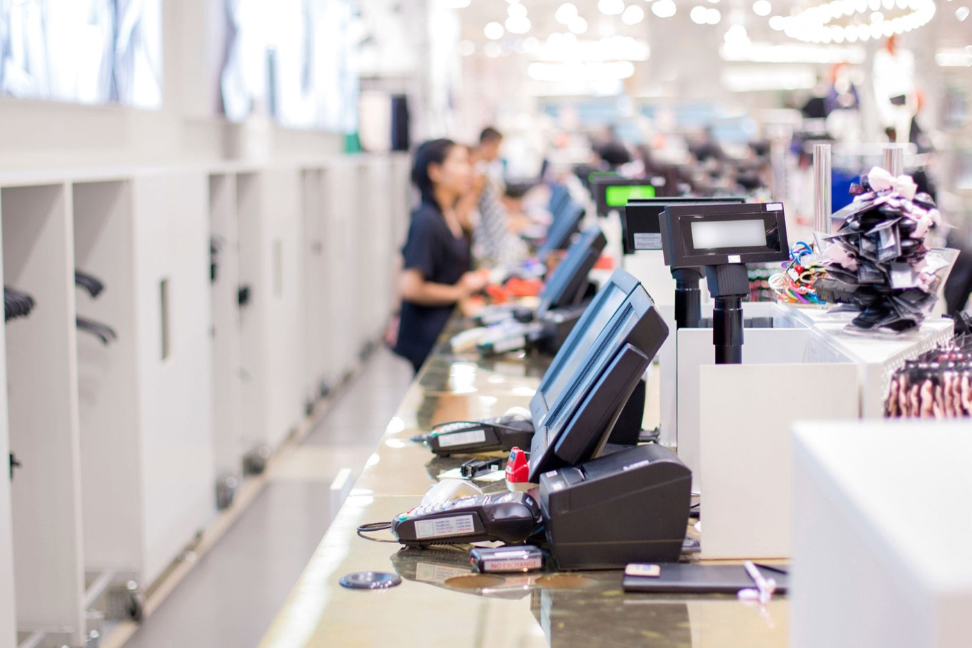 Banco cassa di un negozio con registratore telematico e display cliente